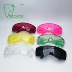 Kolorowe okulary ochronne chroniące przed koronawirusem