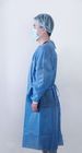 Niebieska dzianinowa jednorazowa suknia izolacyjna z mankietem
